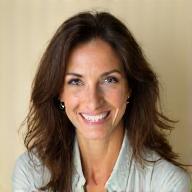 Retrato profesional de Sofía Martín, fundadora de VidaRaíz Wellness